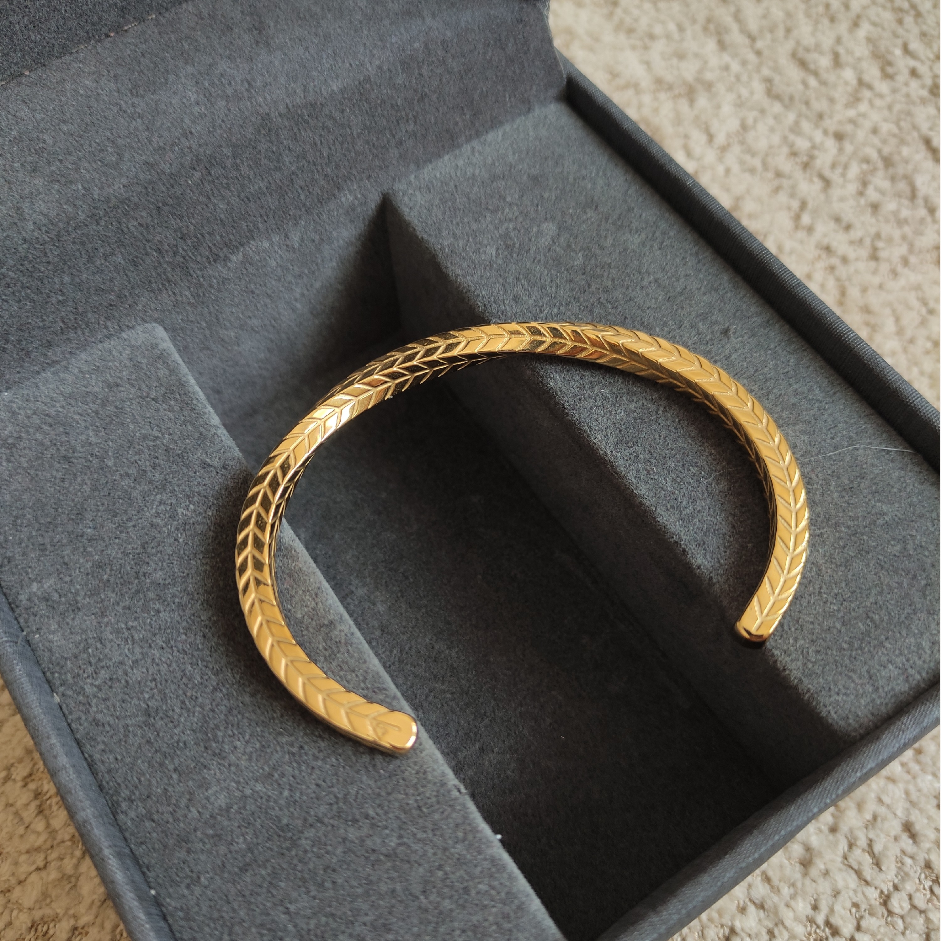 بنگل مردانه پیچی طرح گندم طلایی رنگ ثابت